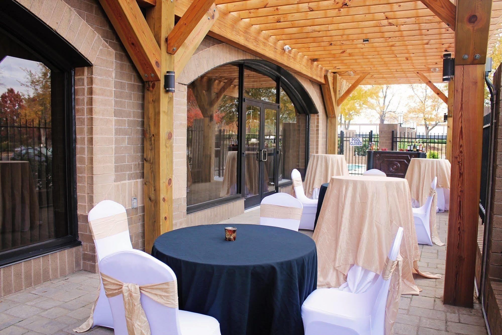 Holiday Inn Charlotte University By Ihg Exteriör bild